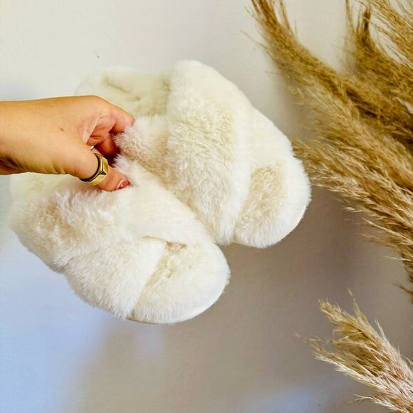 NEW VS VICTORIAS SECRET White Cream Fuzzy Fur Open Toe Sandal Slippers Slides M - Picture 2 of 7